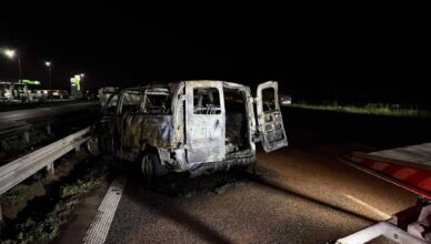 Bus stanął w ogniu na S8. Kierowca walczy o życie po dramatycznym wypadku