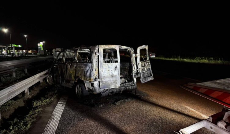 Bus stanął w ogniu na S8. Kierowca walczy o życie po dramatycznym wypadku