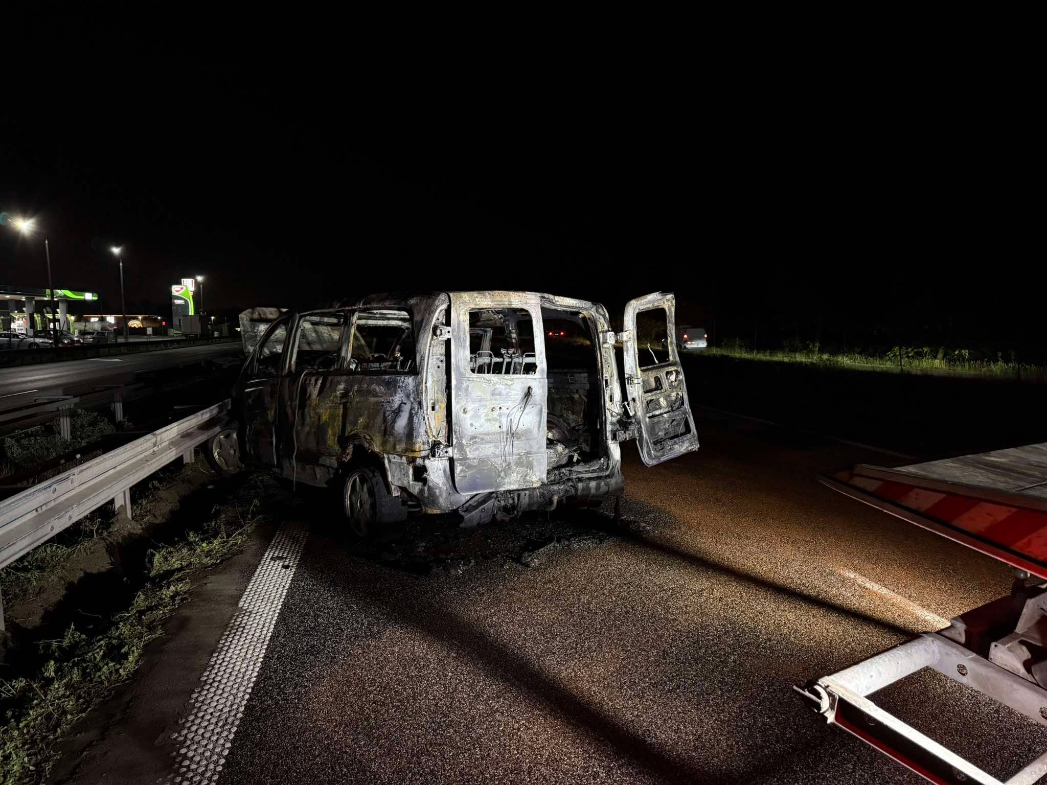 Bus stanął w ogniu na S8. Kierowca walczy o życie po dramatycznym wypadku