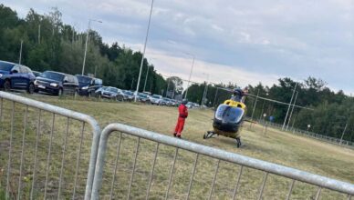 LPR lądował przy ruchliwym skrzyżowaniu w Zielonce. Groźna kolizja trzech pojazdów na DW631 i DW634