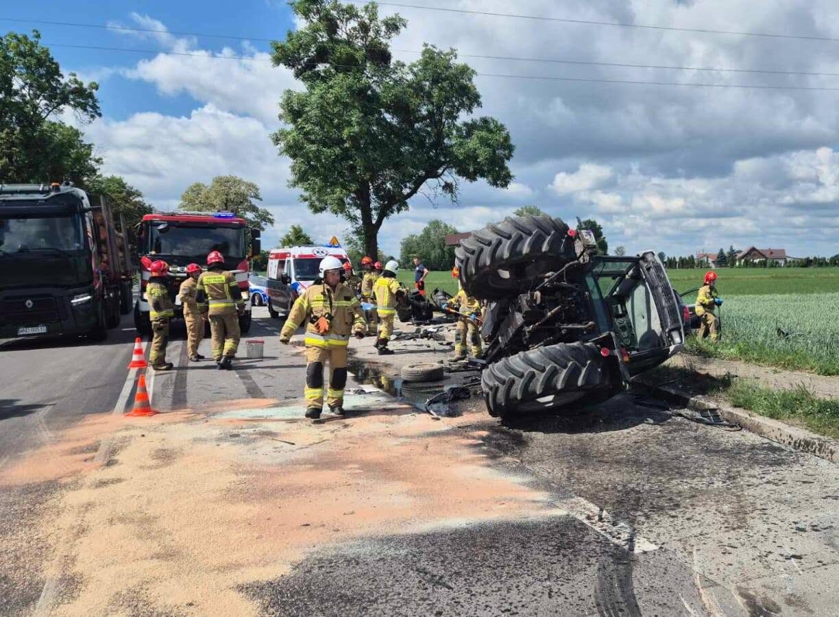 Potężne zderzenie Peugeota z ciągnikiem Lamborghini. Wśród poszkodowanych 3-letnie dziecko
