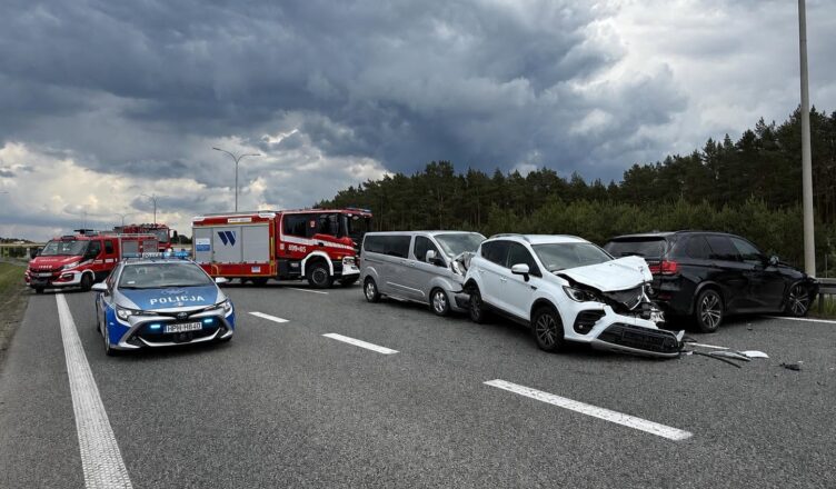 Efekt domina na S8. Sześć pojazdów rozbitych, ekspresówka była całkowicie zablokowana