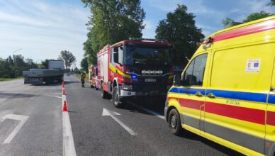Skuter zderzył się z osobówką. Na miejscu ratownicy, strażacy i policja