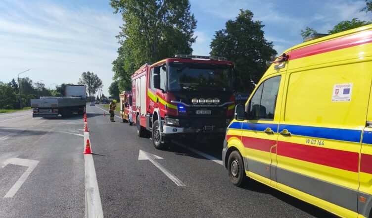 Skuter zderzył się z osobówką. Na miejscu ratownicy, strażacy i policja