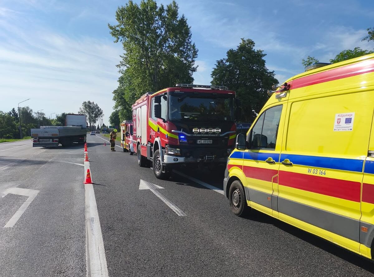 Skuter zderzył się z osobówką. Na miejscu ratownicy, strażacy i policja
