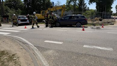 Zderzenie trzech aut na DW631. Groźny wypadek sparaliżował ruch w Skrzeszewie