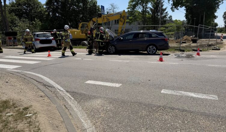Zderzenie trzech aut na DW631. Groźny wypadek sparaliżował ruch w Skrzeszewie