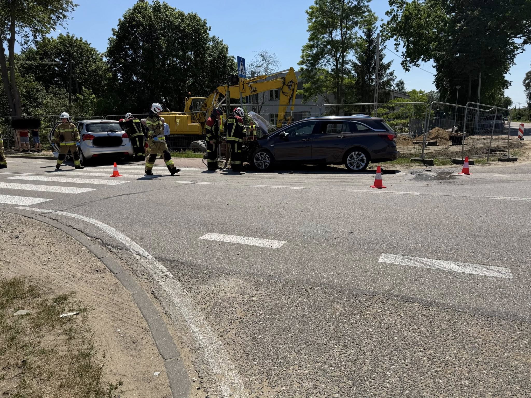 Zderzenie trzech aut na DW631. Groźny wypadek sparaliżował ruch w Skrzeszewie