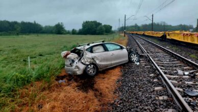 Pociąg zmiótł auto z przejazdu. Kierowca twierdzi, że przez ulewę nie zauważył składu