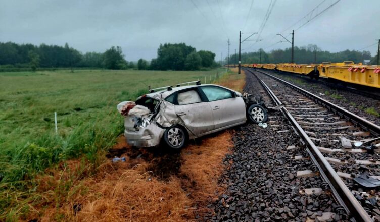 Pociąg zmiótł auto z przejazdu. Kierowca twierdzi, że przez ulewę nie zauważył składu
