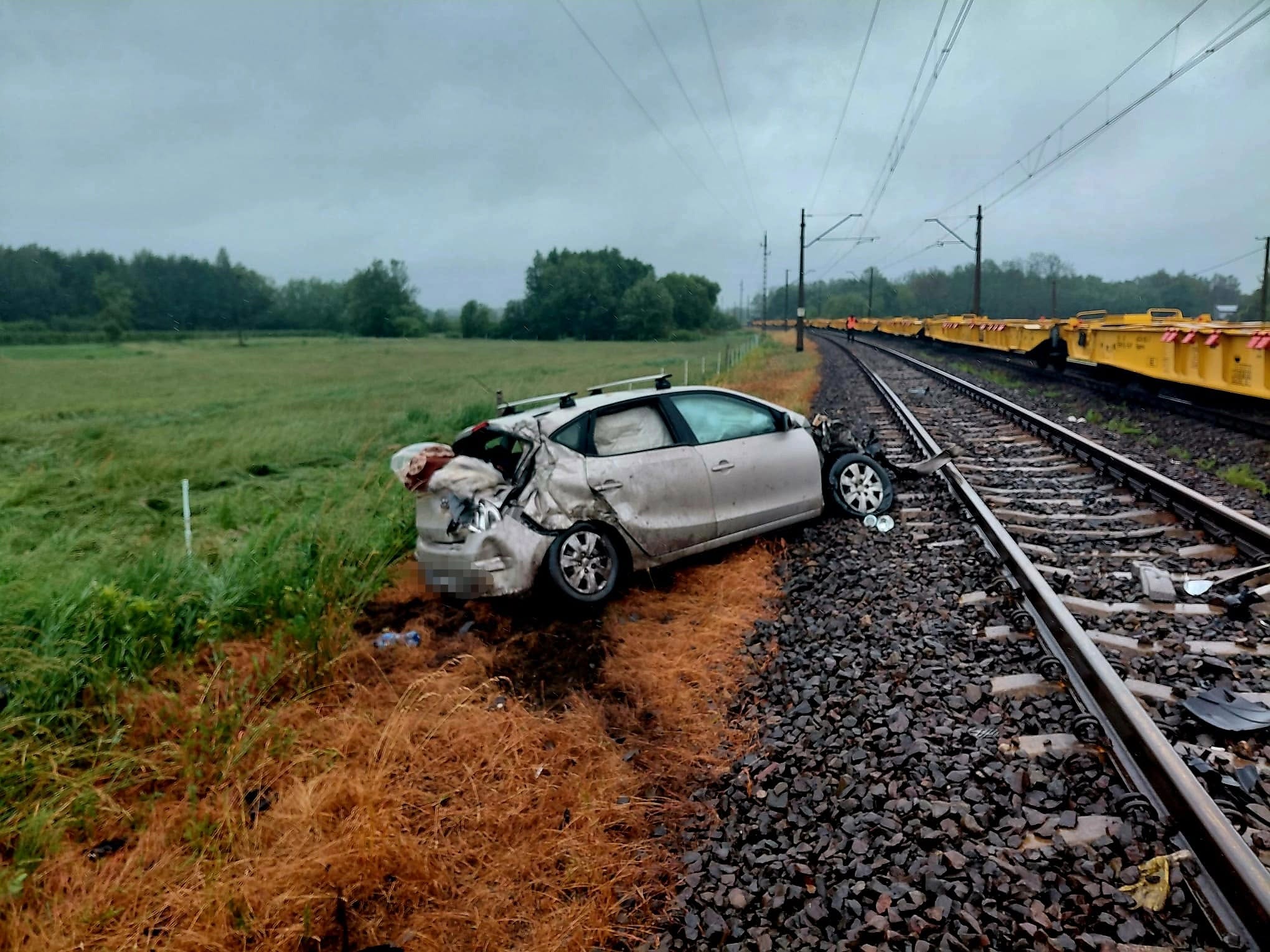 Pociąg zmiótł auto z przejazdu. Kierowca twierdzi, że przez ulewę nie zauważył składu