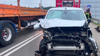 Czołowe zderzenie na ul. Nasielskiej. Rozbite dostawcze auto, jedna osoba trafiła do szpitala