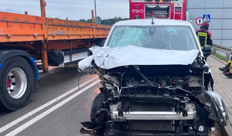 Czołowe zderzenie na ul. Nasielskiej. Rozbite dostawcze auto, jedna osoba trafiła do szpitala