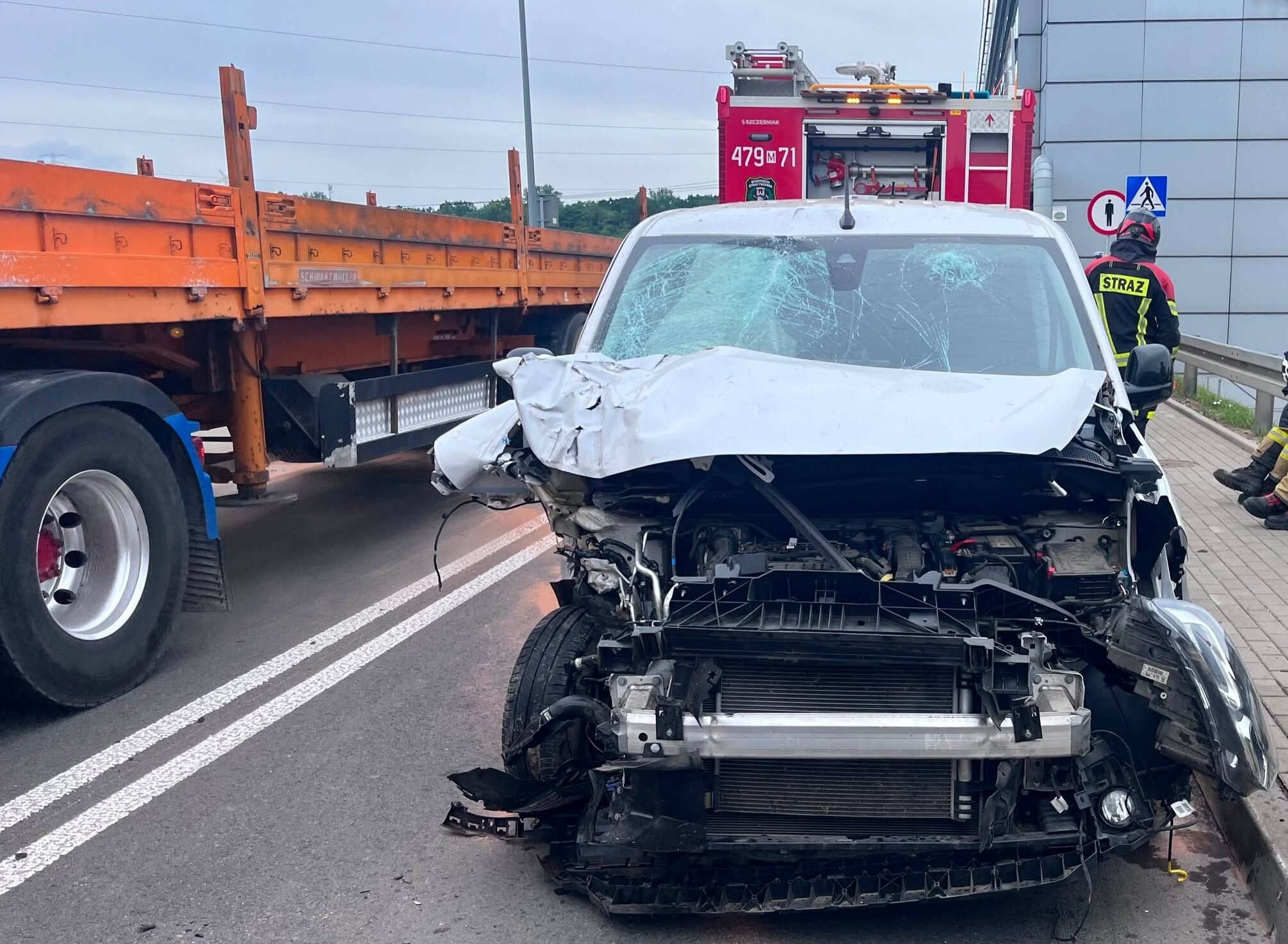 Czołowe zderzenie na ul. Nasielskiej. Rozbite dostawcze auto, jedna osoba trafiła do szpitala