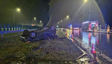Dachowanie na S7 w ulewie. Auto przewróciło się na dach, kierowca zapłaci 5000 zł mandatu