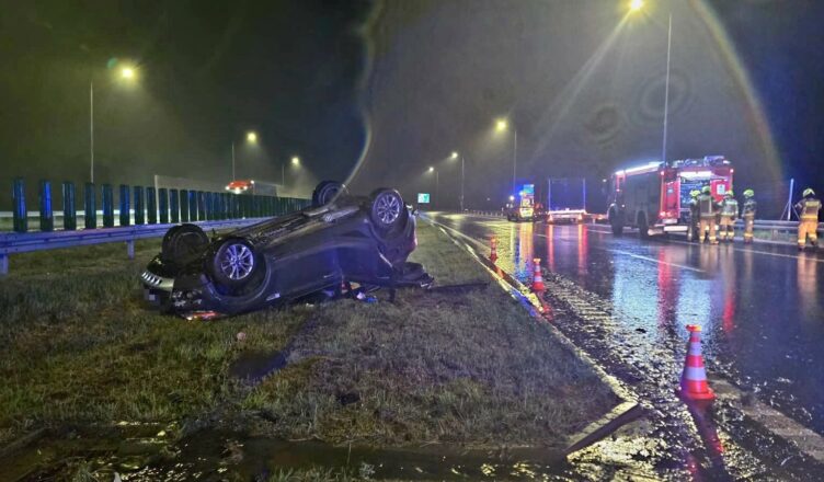 Dachowanie na S7 w ulewie. Auto przewróciło się na dach, kierowca zapłaci 5000 zł mandatu