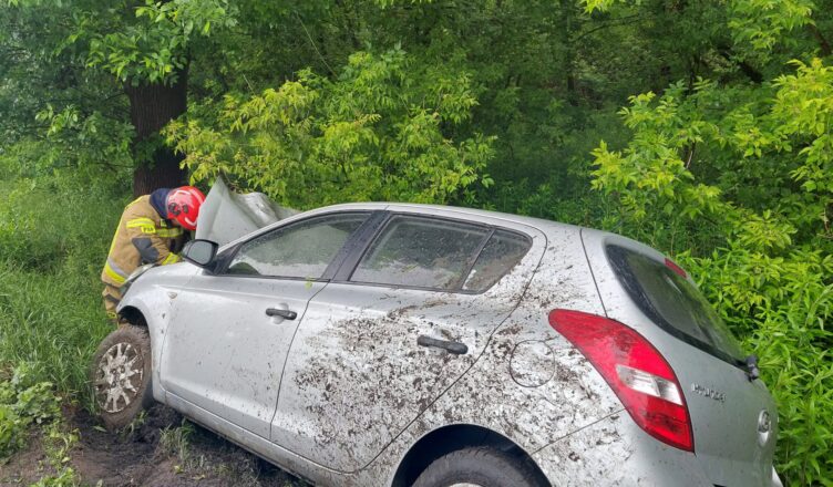 Groźne zdarzenie pod Nowym Dworem. Auto zakończyło jazdę w rowie