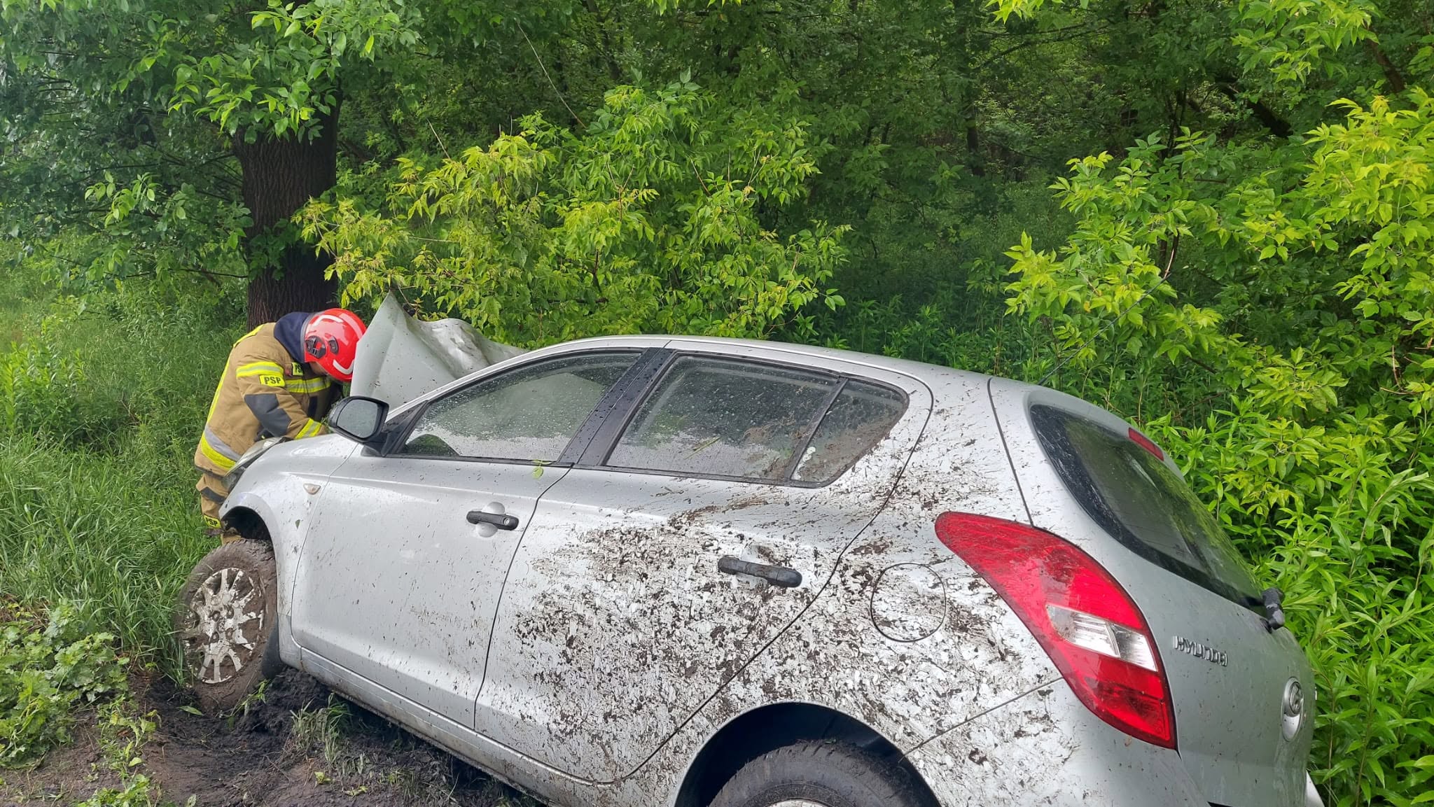 Groźne zdarzenie pod Nowym Dworem. Auto zakończyło jazdę w rowie