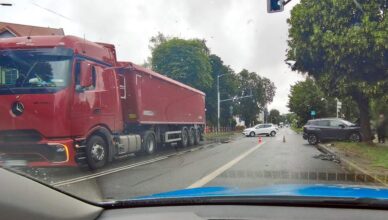 Zderzenie osobówki z TIR-em w Mławie. Sygnalizacja nie działała, kobieta trafiła do szpitala