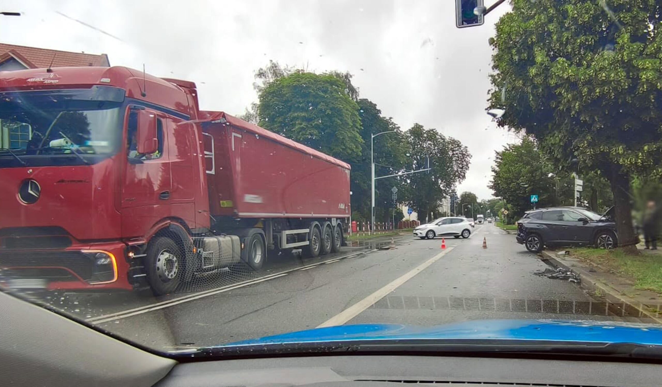 Zderzenie osobówki z TIR-em w Mławie. Sygnalizacja nie działała, kobieta trafiła do szpitala