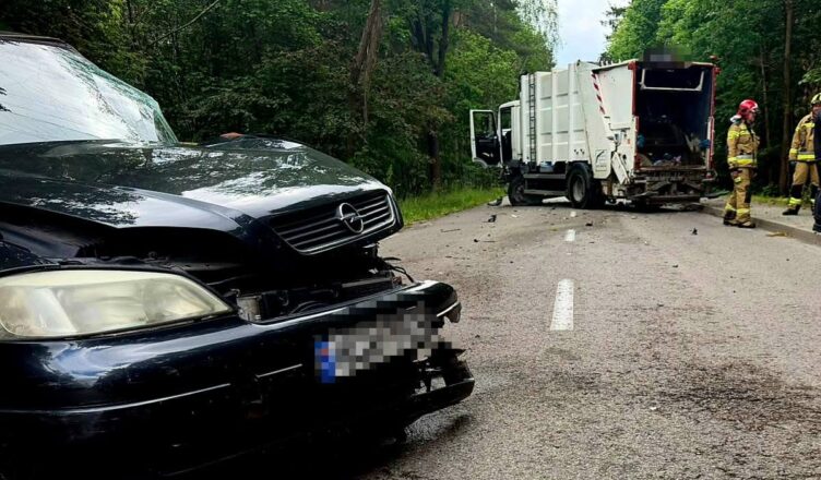 Zderzenie osobówki ze śmieciarką w Orzeszynie. Ulica Klonowa była zablokowana