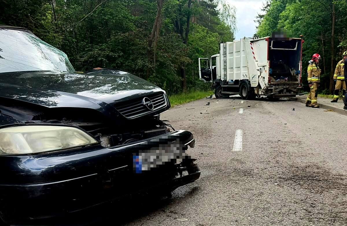 Zderzenie osobówki ze śmieciarką w Orzeszynie. Ulica Klonowa była zablokowana