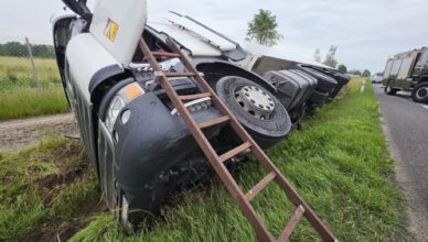Pracowity weekend strażaków z Sochaczewa. 13 interwencji, pożary aut, wypadki i ciężarówka w rowie