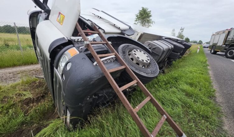 Pracowity weekend strażaków z Sochaczewa. 13 interwencji, pożary aut, wypadki i ciężarówka w rowie