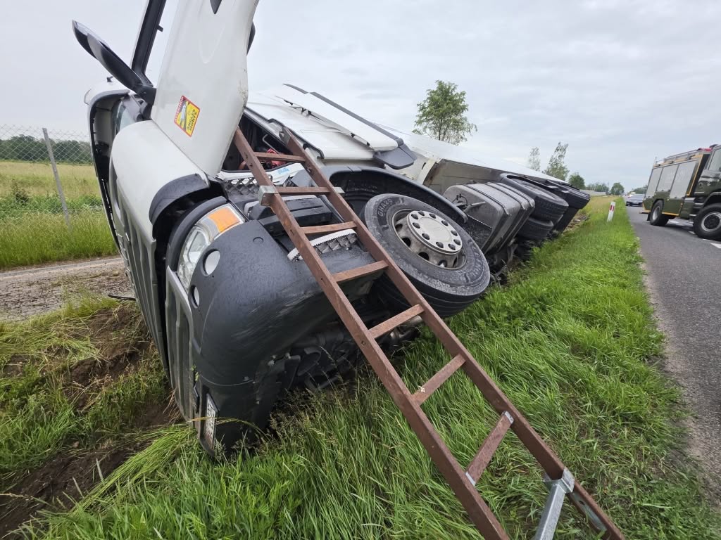 Pracowity weekend strażaków z Sochaczewa. 13 interwencji, pożary aut, wypadki i ciężarówka w rowie