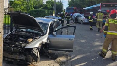 Groźne zderzenie na ul. Młynarskiej w Sochaczewie. Osobówka uderzyła także w miejski autobus