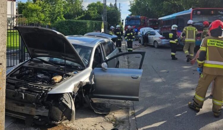 Groźne zderzenie na ul. Młynarskiej w Sochaczewie. Osobówka uderzyła także w miejski autobus