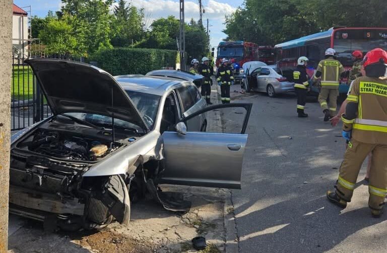Groźne zderzenie na ul. Młynarskiej w Sochaczewie. Osobówka uderzyła także w miejski autobus