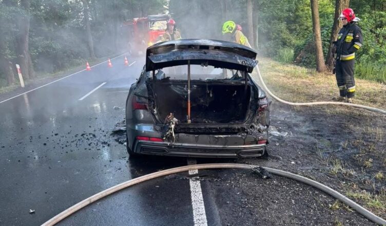 Poranny pożar samochodu w Stanisławowie Pierwszym. Auto stanęło w ogniu na drodze