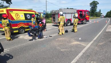 Poważne zderzenie busa z motocyklem na DK62. Młody motocyklista trafił pod opiekę ratowników