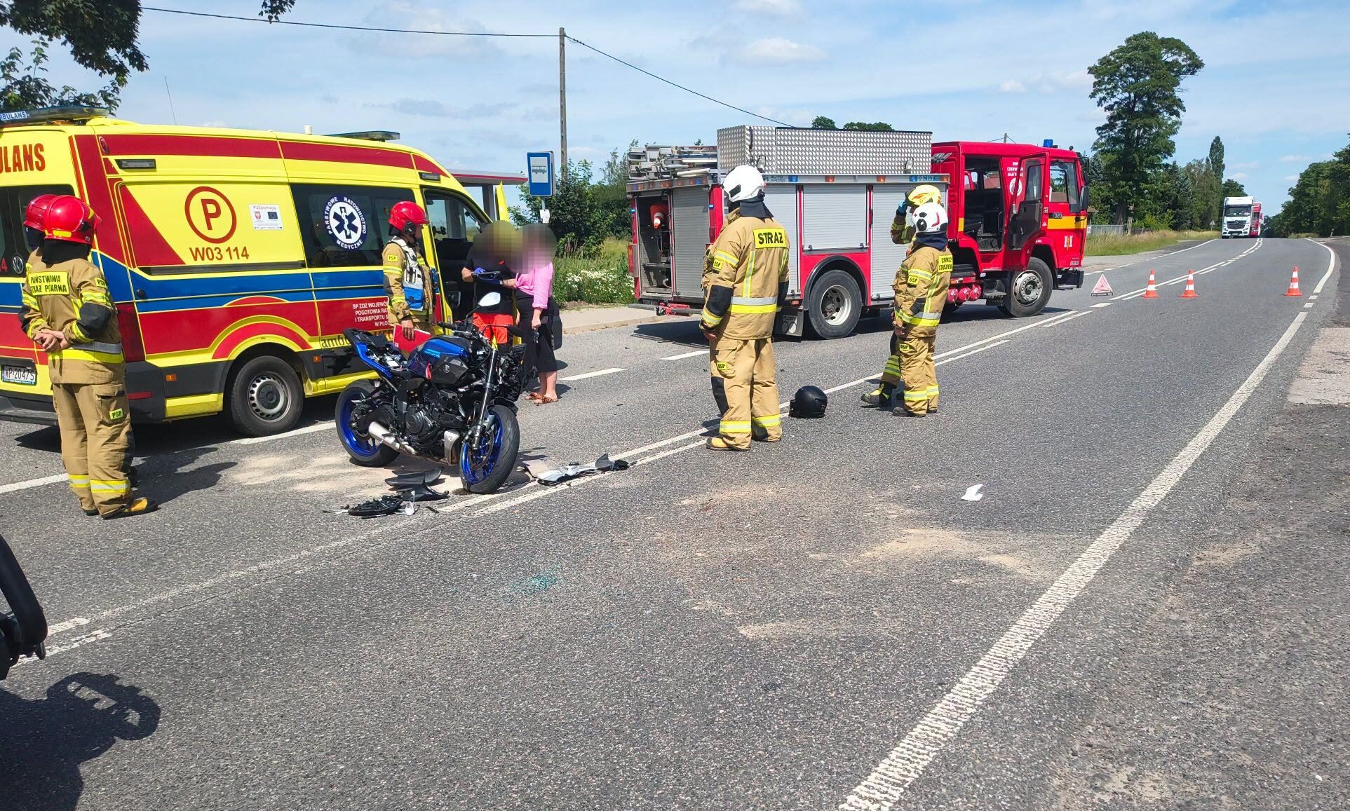 Poważne zderzenie busa z motocyklem na DK62. Młody motocyklista trafił pod opiekę ratowników
