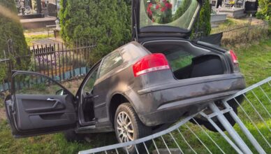 Samochód staranował ogrodzenie cmentarza w Zakroczymiu. Poranna kolizja zakończyła się bez rannych