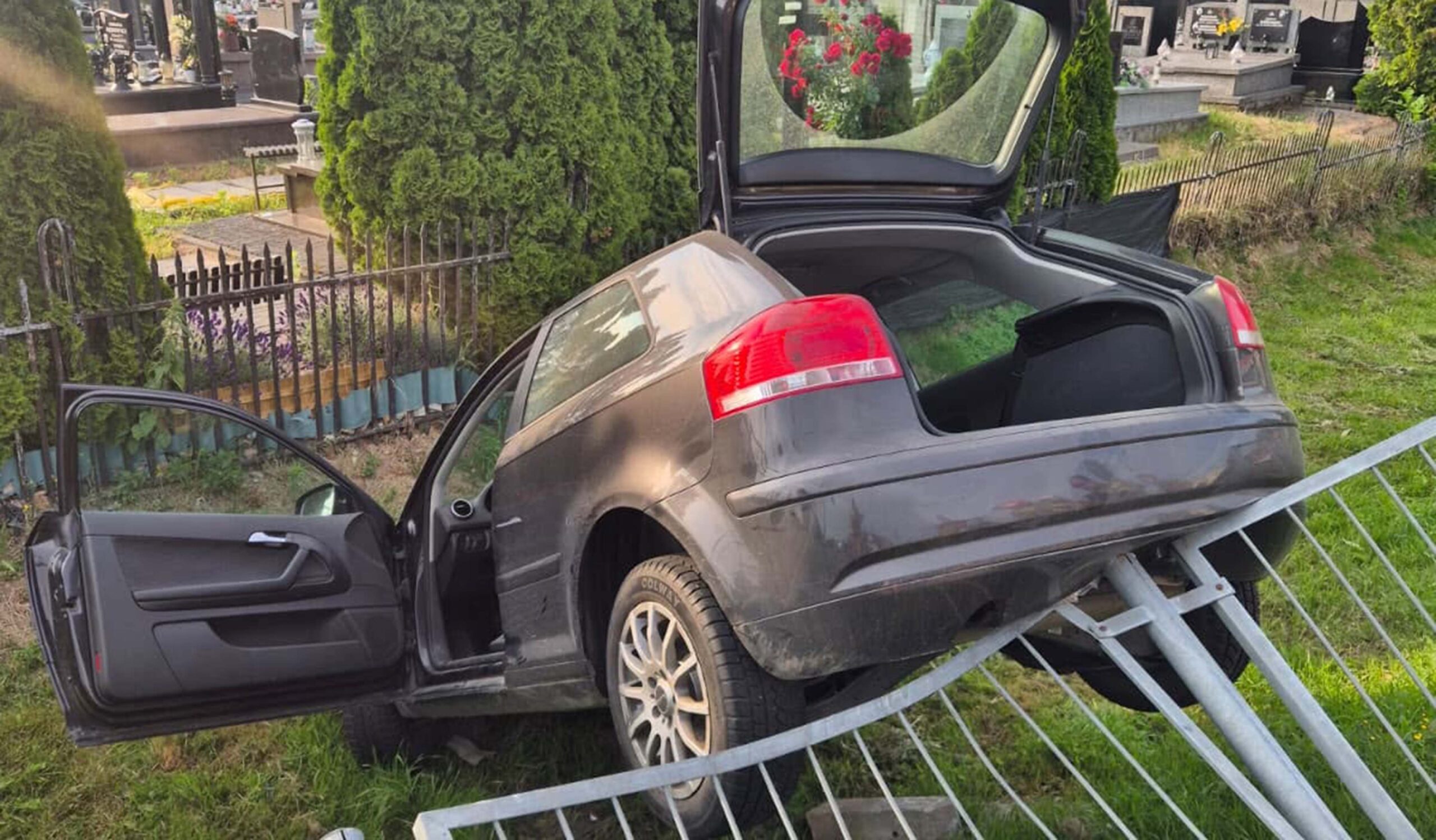 Samochód staranował ogrodzenie cmentarza w Zakroczymiu. Poranna kolizja zakończyła się bez rannych
