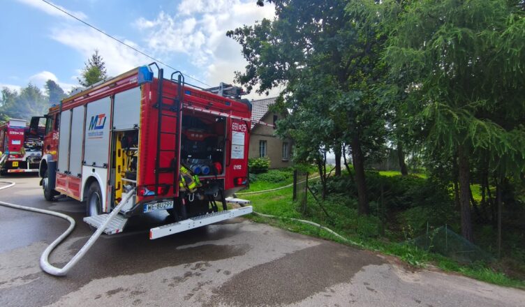 Pożar w Udrzynie. Ogień objął trzy budynki gospodarcze