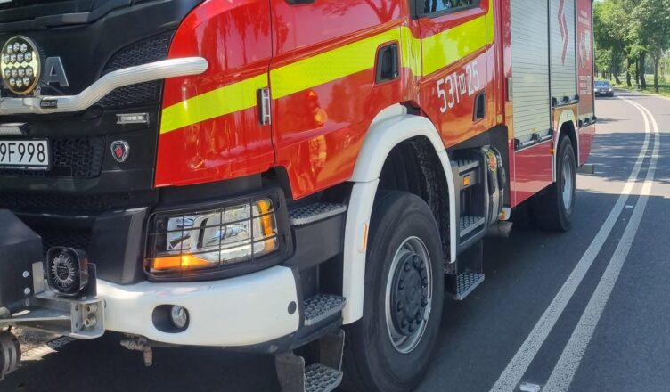 Dachowanie na DW 571. Auto wypadło z drogi, jedna osoba poszkodowana