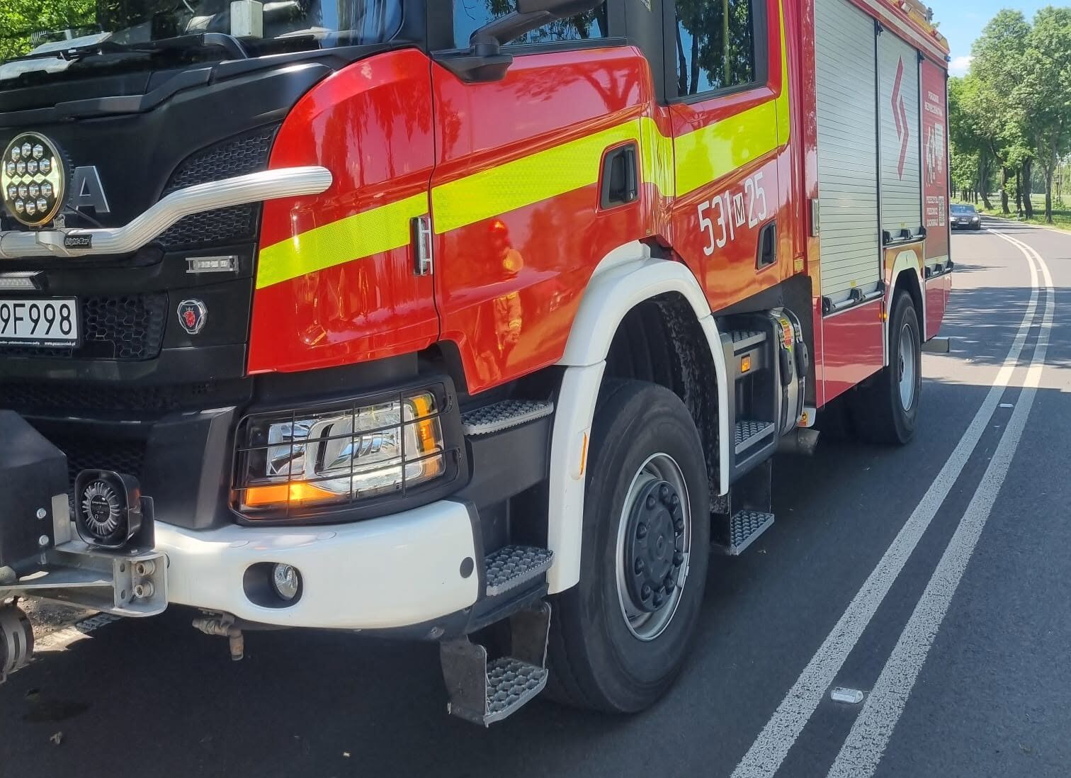 Dachowanie na DW 571. Auto wypadło z drogi, jedna osoba poszkodowana