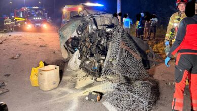 Tragiczny wypadek w Borzęcinie Dużym. BMW dachowało po uderzeniu w przepust, drzewo i ogrodzenie