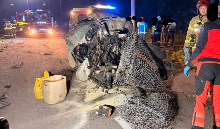 Tragiczny wypadek w Borzęcinie Dużym. BMW dachowało po uderzeniu w przepust, drzewo i ogrodzenie