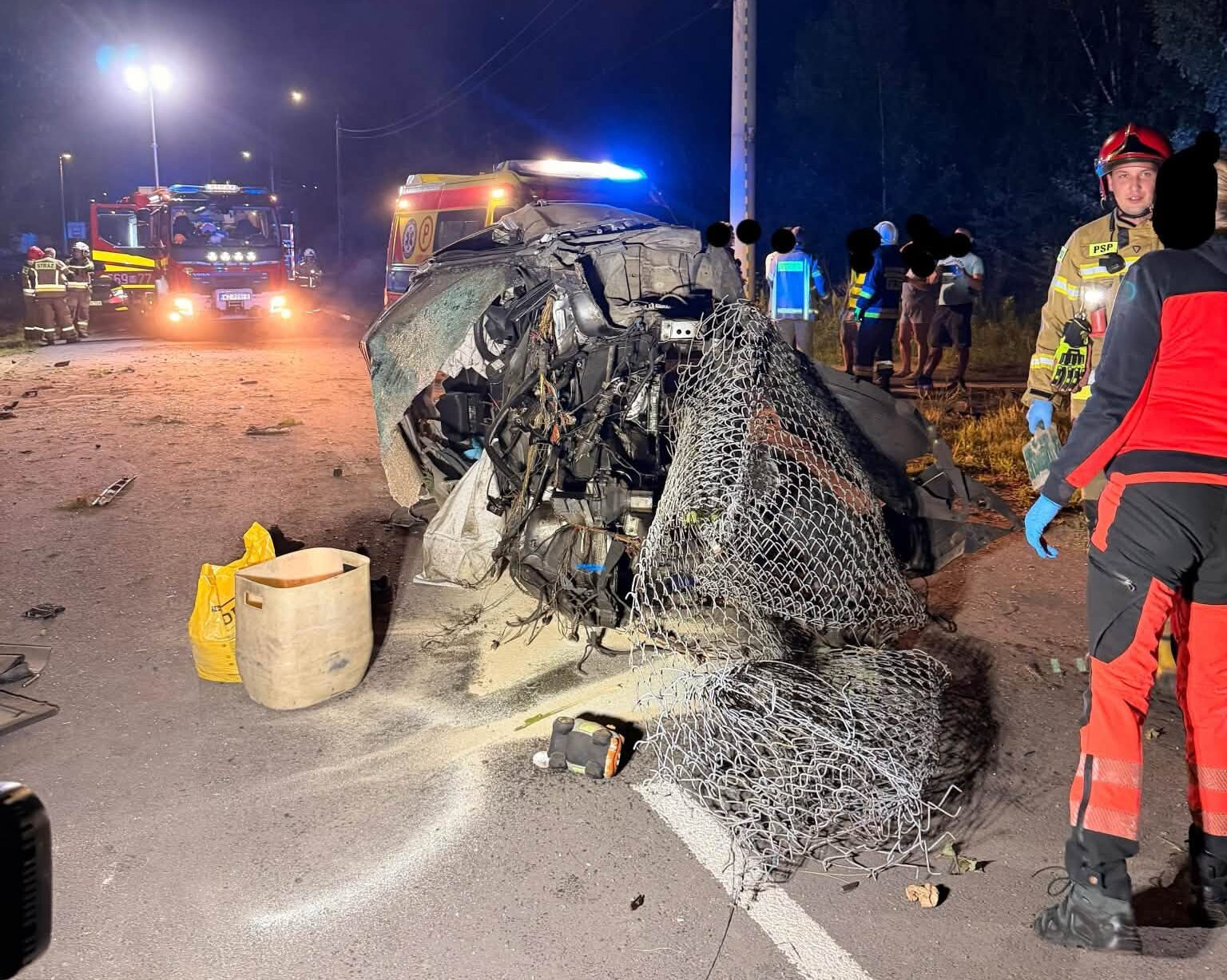 Tragiczny wypadek w Borzęcinie Dużym. BMW dachowało po uderzeniu w przepust, drzewo i ogrodzenie
