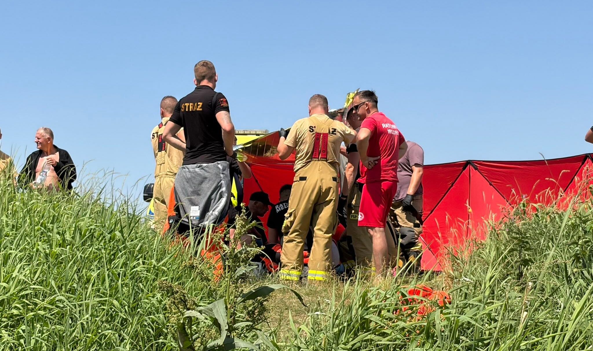 Tragedia nad Narwią. Mężczyzna zniknął pod wodą, mimo reanimacji nie udało się go uratować
