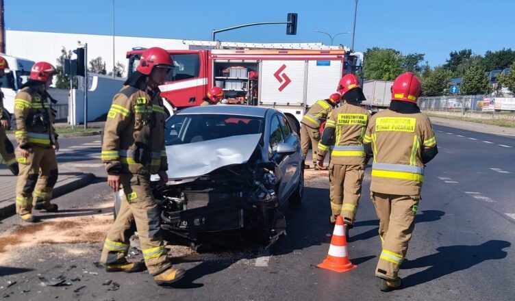 Zderzenie na ul. Mleczarskiej w Ciechanowie. Kia uderzona z przodu, służby apelują o ostrożność w upały