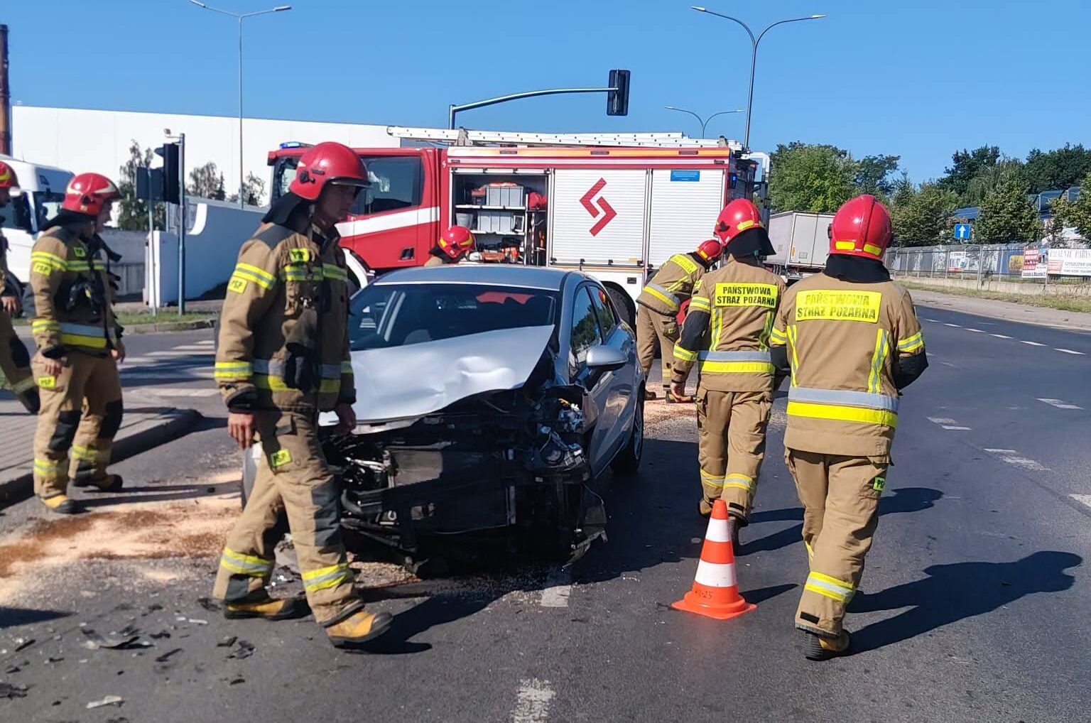 Zderzenie na ul. Mleczarskiej w Ciechanowie. Kia uderzona z przodu, służby apelują o ostrożność w upały