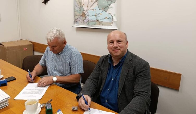 Gmina Jadów przejęła drogi serwisowe przy linii kolejowej. Mieszkańcy mogą korzystać z nich bez obaw o mandaty