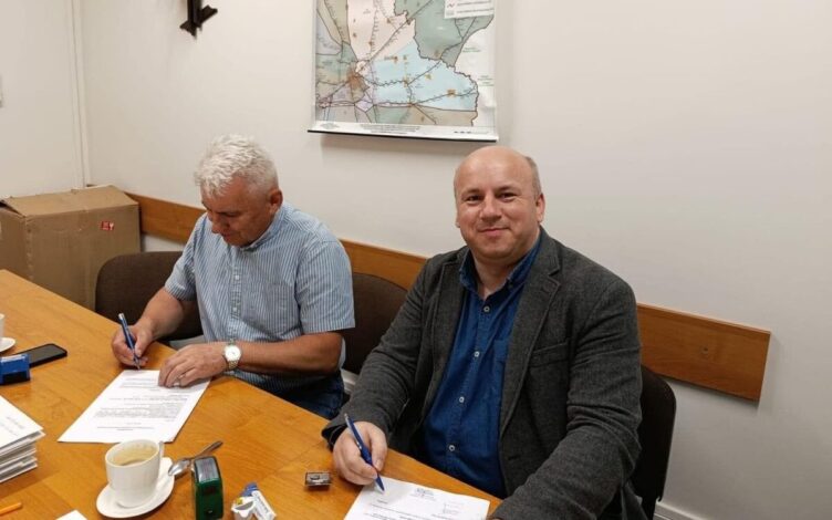Gmina Jadów przejęła drogi serwisowe przy linii kolejowej. Mieszkańcy mogą korzystać z nich bez obaw o mandaty