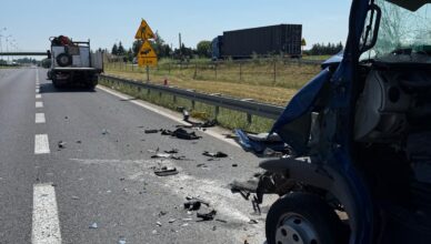 Poważny wypadek na S7. Dostawczak uderzył w naczepę ciężarówki, kierowca został zakleszczony