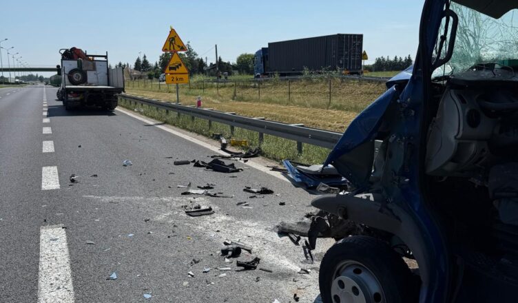 Poważny wypadek na S7. Dostawczak uderzył w naczepę ciężarówki, kierowca został zakleszczony